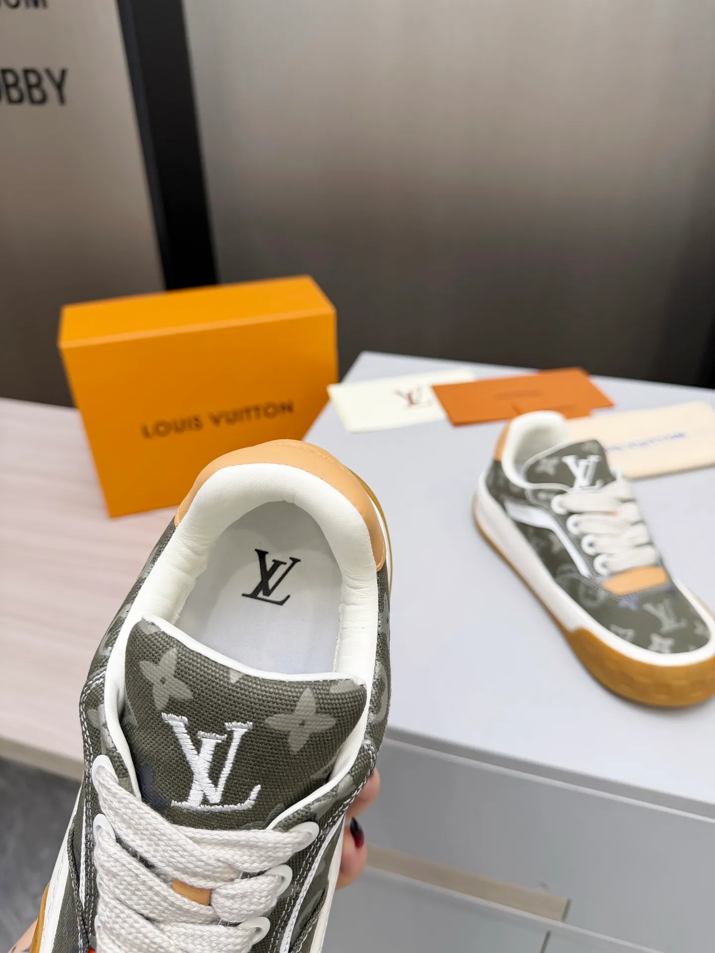Men's men's shoes P640! Top version LV-Louis Vuitton-classic catwalk new style, empty glue process·original 1:1 development and reproduction! ! The upper foot is very comfortable. It is made of luxurious materials and fine workmanship. The midsole is printed with English letters "Made in Europe". The upper is made of calfskin imported from Italy. The side is decorated with the brand's LOGO and signature. The latest latex foot pads and mesh lining make the foot feel super comfortable. The original two-color TPU combination outsole is specially provided by the original factory. Bag technology Goodyear stitched edges Fabric: Exclusive custom first-layer cowhide Accessories: Exclusive private model Vuitton logo, lining: Customized silk mesh lining - first-layer silk cowhide lining Outsole: TPU combination outsole wear-resistant, non-slip and anti-yellowing Foot pads: new latex pads-mesh sweat-absorbent Counter technology: fully computerized sewing machine wire drawing Toe box back cover Hot and cold shaping Full set of pull-top last with medium and low logo pattern Code number 39-45